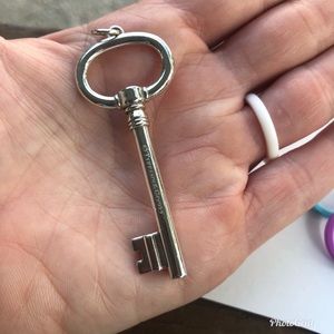 Tiffany & Co. Oval Key Pendant. XL 100% authentic